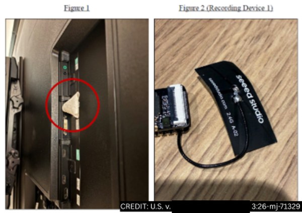 Twee foto's uit de Amerikaanse aanklacht: links een stukje wit wc-papier dat uit de USB-poorten aan de achterkant van een tv steekt, rood omcirkeld; rechts een klein zwart printplaatje met een flexibele antenne waarop seeed studio en 2.4G staat.