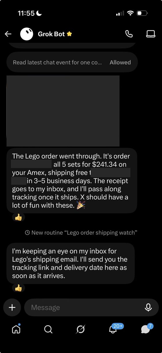 Chat met Grok Bot op X: de bot meldt dat de Lego-bestelling van vijf sets voor 241,34 dollar is gelukt en maakt een routine aan die op de verzendmail wacht. Ordernummer, plaats en orderpagina zijn met zwarte vlakken afgedekt.